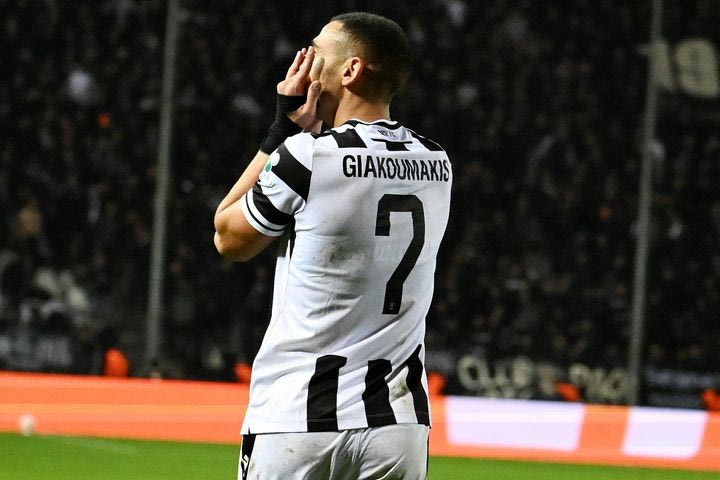 Ο Γιακουμάκης μπήκε με την μπάλα στα δίχτυα για το 2-0 και πανηγύρισε σαν τον Spiderman