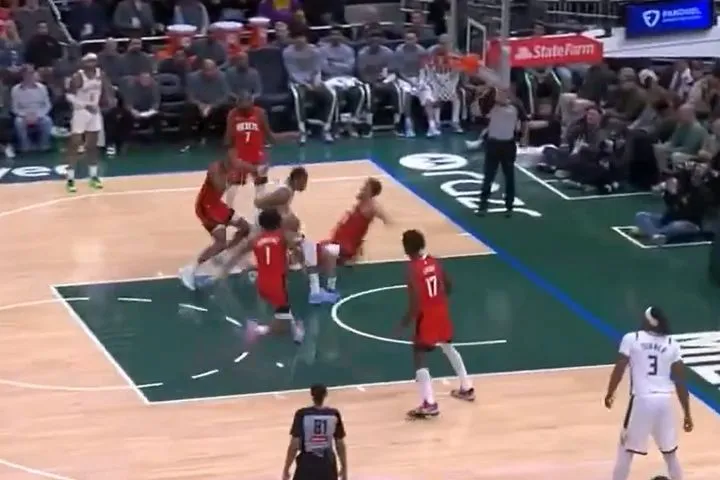 Ο Γιάννης Αντετοκούνμπο πήρε παραμάζωμα τον Σενγκούν και έστειλε μήνυμα στην κάμερα: “Wake me up, wake me up”