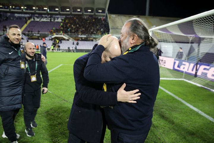 ΑΕΚ: Το φιλί επιβράβευσης του Ηλιόπουλου στον Νίκολιτς και οι πανηγυρισμοί με τους παίκτες μετά το διπλό στη Φλωρεντία