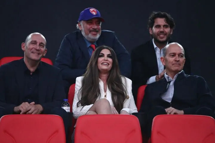 Ολυμπιακός – Ζάλγκιρις: Η πρέσβειρα των ΗΠΑ, Κίμπερλι Γκίλφοϊλ στο ΣΕΦ μαζί με τους προέδρους των ερυθρολεύκων κύριους Αγγελόπουλους