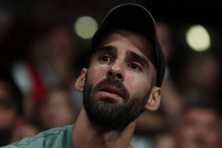 Τα απεγνωσμένα πρόσωπα των φιλάθλων του Ολυμπιακού μετά τον τραυματισμό του Έβανς