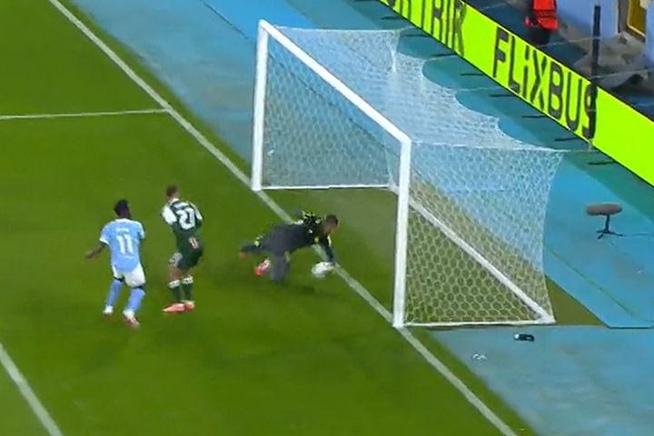 Ο Λαφόν κράτησε όρθιο τον Παναθηναϊκό με σπουδαία επέμβαση πάνω στη γραμμή