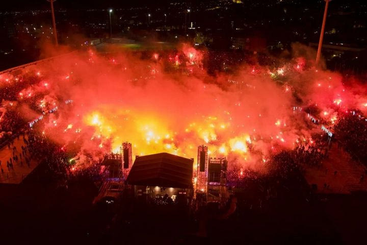 ΛΕΞ: Σείεται το Καυτανζόγλειο – 40.000 κόσμος στη συναυλία του