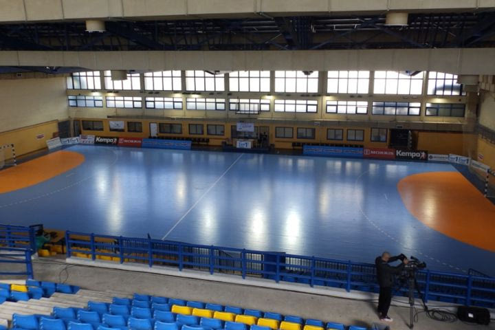 Επεσαν οι υπογραφές και αρχίζουν οι εργασίες στο κλειστό της Μίκρας 4