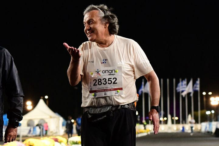 Μαραθώνιος: Συγκίνηση για τον τελευταίο δρομέα – Τερμάτισε μετά από 8 ώρες