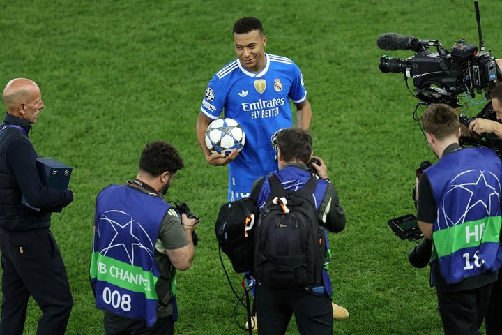 Ρεάλ: Ο MVP Εμπαπέ πήρε την μπάλα του αγώνα σπίτι του, αφού πρώτα πόζαρε στους φωτορεπόρτερ