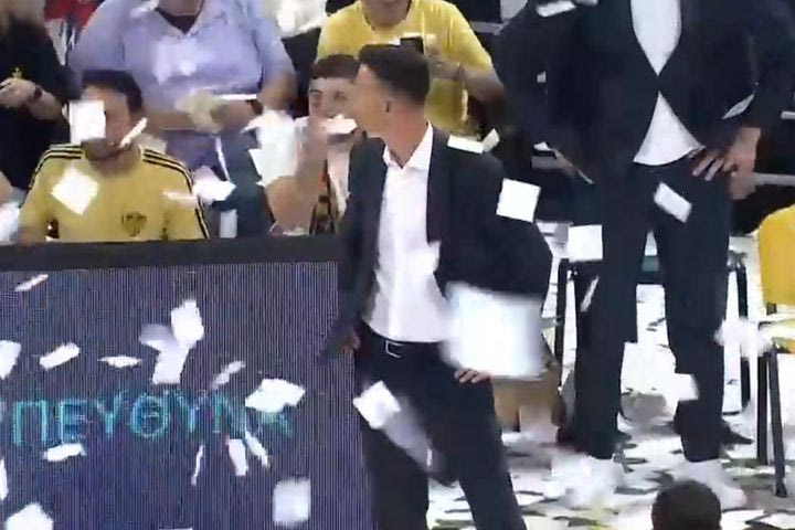 Αποσβολωμένος ο Μίλιτσιτς με την ατμόσφαιρα στο Αλεξάνδρειο