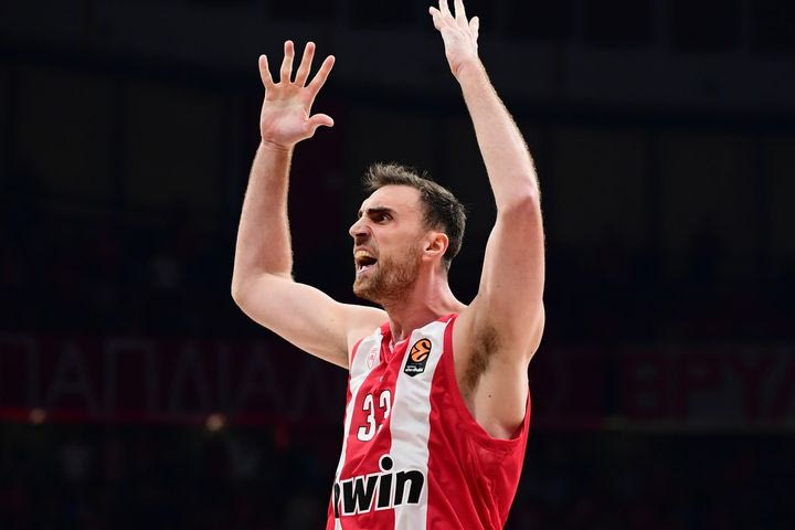 Αποθέωση για τον MVP Μιλουτίνοβ, στο πόδι το ΣΕΦ φώναζε ρυθμικά το όνομά του