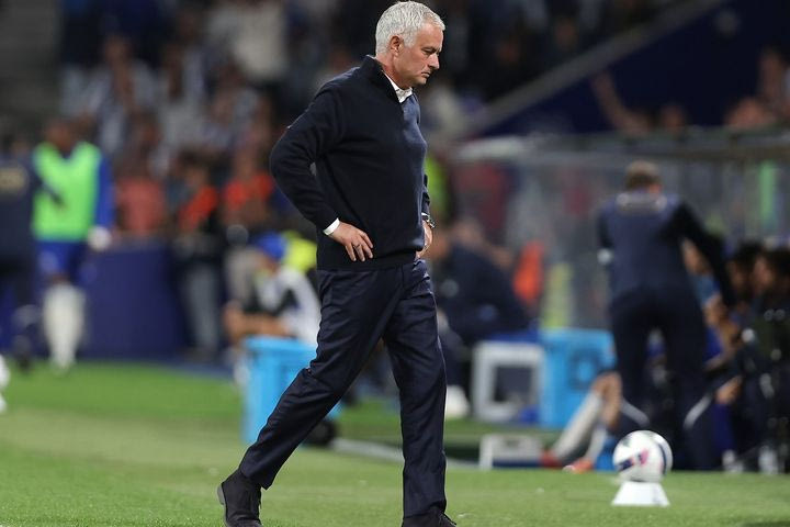 Μουρίνιο κατά πάντων: “Κυνήγησε” διαιτητή, τα έβαλε και με τους παίκτες του – “Σεβασμό στην Μπενφίκα απ’ όλους”