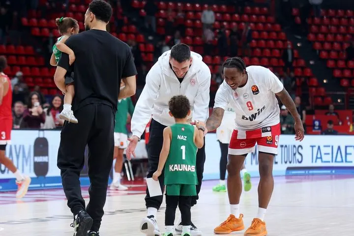 Το “Γκοσάκι” έκατσε στον πάγκο του Ολυμπιακού και είδε από εκεί το ματς με τη Ζάλγκιρις