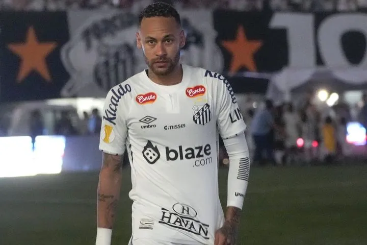 Ο Νεϊμάρ έπαιξε με πρόβλημα στο γόνατο, σκόραρε κι είχε ασίστ στη νικητήρια μάχη παραμονής της Σάντος