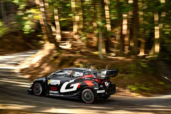 O Οζιέ κρατά την πρωτοπορία του Ράλι Ιαπωνίας στη μονομαχία με τον Έβανς, με φόντο τον τίτλο