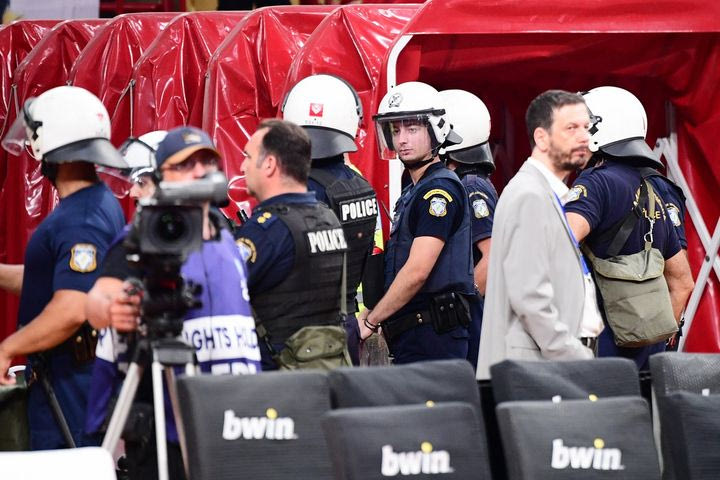 Ολυμπιακός: Ένταση στο φινάλε του αγώνα, με οπαδό που ύψωσε σημαία της Παλαιστίνης στη φυσούνα