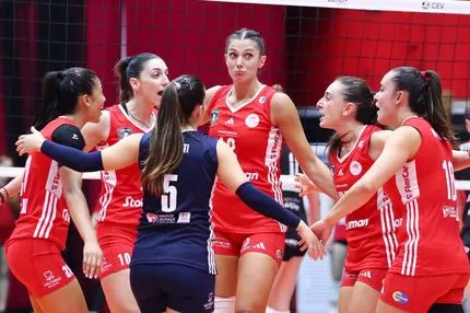 Τα highlights της ιστορικής νίκης του Ολυμπιακού επί της Λαΐκοβατς, που τον έστειλε στα playoffs του Champions League βόλεϊ γυναικών