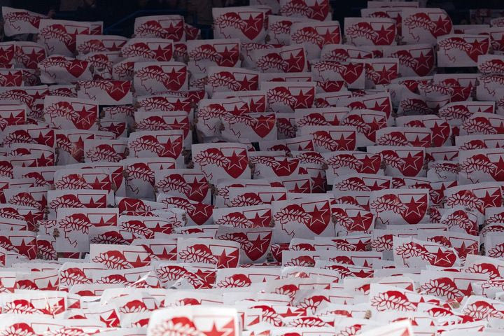 Μαγική ατμόσφαιρα στην Belgrade Arena: Οι φίλοι του Ερυθρού Αστέρα τραγουδούσαν το “κάτι μαγικό”