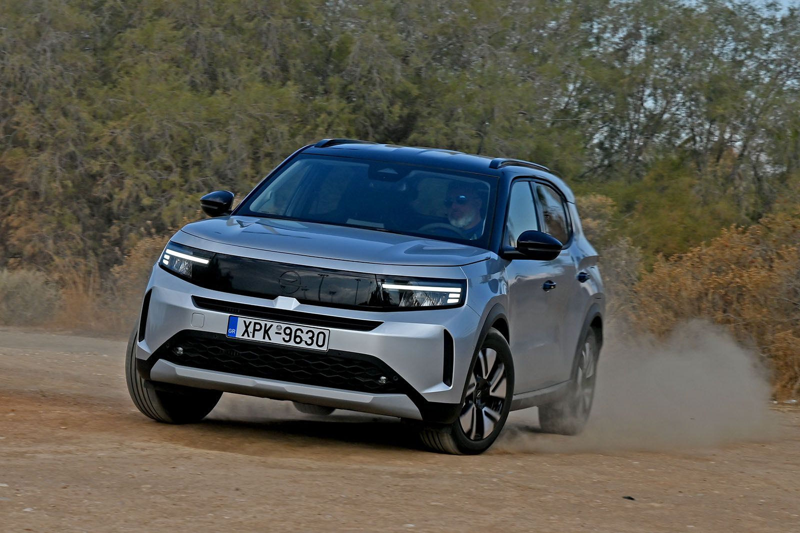 Δοκιμάζουμε το υβριδικό Opel Frontera, που αναγεννήθηκε σε ένα πρακτικό οικογενειακό SUV με εξαίρετη τιμή