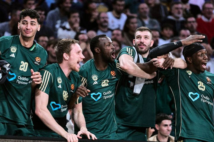 Έπαθε πλάκα ο πάγκος του Παναθηναϊκού βλέποντας τον Φαρίντ να κάνει poster τον Ταβάρες – Απίστευτη αντίδραση και ο Σλούκας