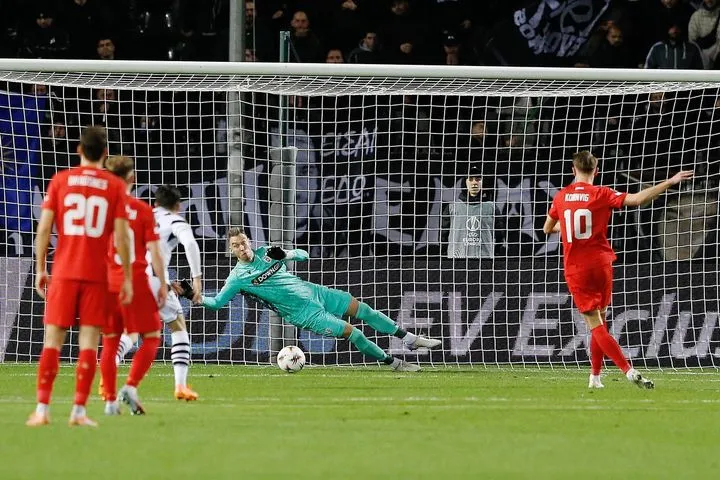 Στάση Παβλένκα: Ο Τσέχος απέκρουσε το πέναλτι της Μπραν και διατήρησε το μηδέν στην Τούμπα