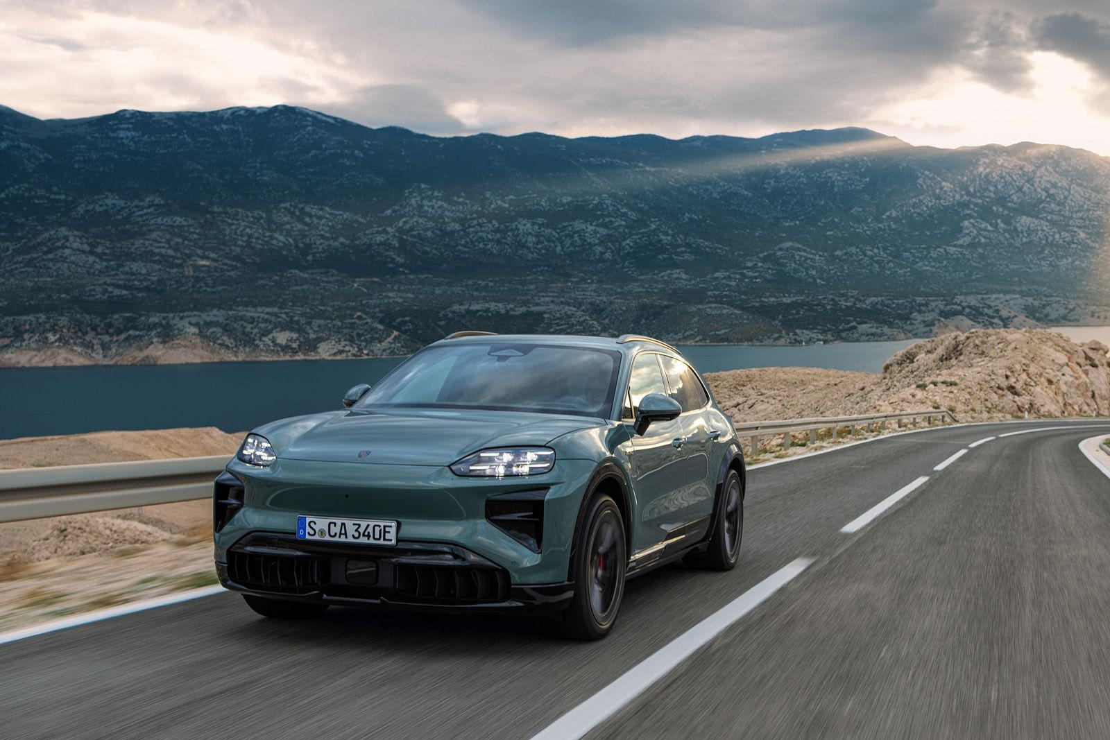 Αυτή είναι η νέα Cayenne- Το εμβληματικό SUV της Porsche γίνεται αμιγώς ηλεκτρικό και γοητεύει με 1.156 ίππους