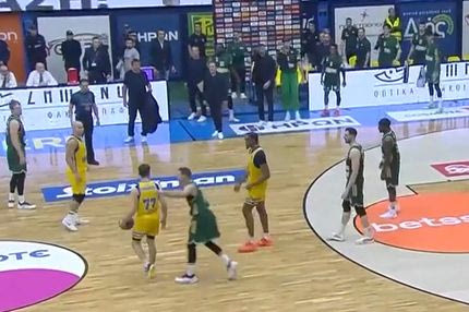 Η ωραία κίνηση του Σλούκα που έκανε φάουλ στον νεαρό Δημήτρη Παπαγεωργίου για να πετύχει τους πρώτους του πόντους