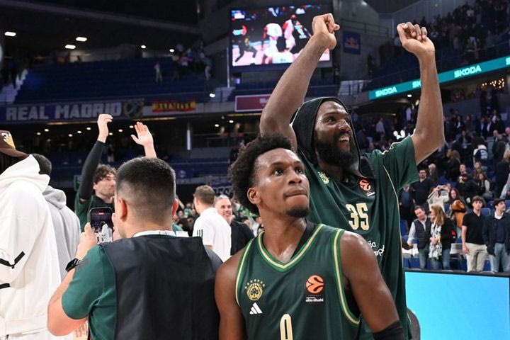 Οι πανηγυρισμοί κόσμου και παικτών του Παναθηναϊκού με μπροστάρη τον Φαρίντ μετά το σπουδαίο διπλό στη Ρεάλ