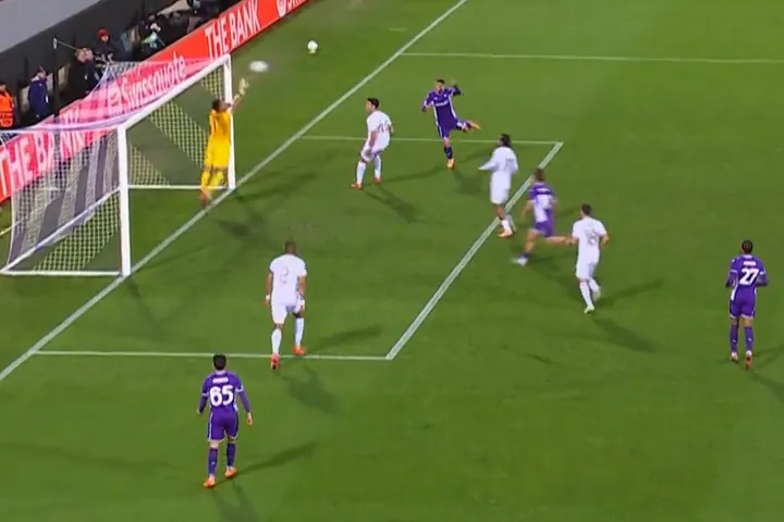 Ο Στρακόσα έδειξε τα αντανακλαστικά του με σπουδαία απόκρουση στην κεφαλιά του Τζέκο