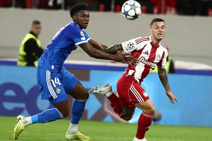 Η φάση που διαμαρτύρεται ο Ολυμπιακός για πέναλτι στον Στρεφέτσα με το σκορ στο 3-4