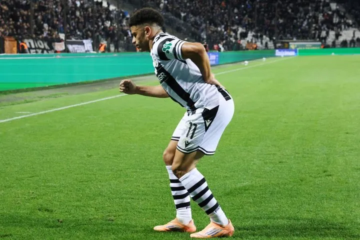 Τα VIDEO με τον “παππού” Τάισον να κάνει πως έχει λουμπάγκο και μπαστούνι μετά τα γκολ του