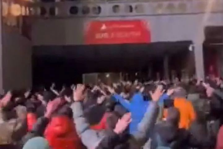 Παρτίζαν: Οπαδοί της ομάδας έξω από την προπόνηση, ζητούν παραμονή Ομπράντοβιτς και αποδοκιμάζουν τη διοίκηση