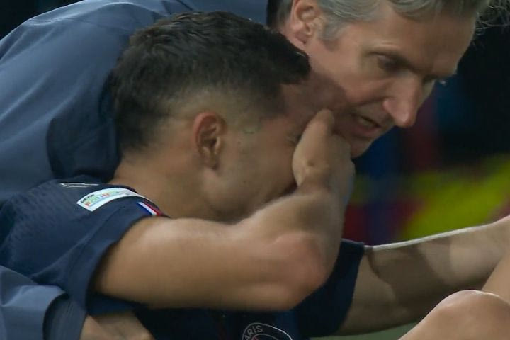 Παρί Σεν Ζερμέν: Ο Χακίμι αποχώρησε με προστατευτική μπότα και πατερίτσες από το γήπεδο, μετά το σκληρό μαρκάρισμα που δέχτηκε από τον Ντίας