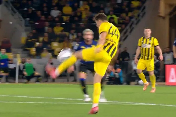 Το εξαιρετικό σουτ του Ρέλβας σταμάτησε στο οριζόντιο δοκάρι του Διούδη