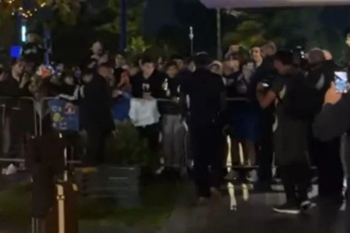 Ρεάλ: Αποθέωση για Βινίσιους, ο Βραζιλιάνος ήταν ο μοναδικός που υπέγραψε αυτόγραφα από τους παίκτες της Βασίλισσας