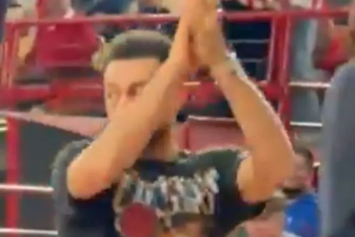 Ολυμπιακός: Το χειροκρότημα στον Νάιτζελ Γουίλιαμς – Γκος από τους φίλους των ερυθρόλευκων, κατά την είσοδό του στο ΣΕΦ