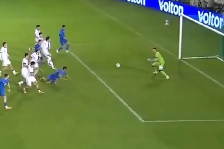 Καταπληκτική κεφαλιά-ψαράκι του Κεραμίτση για το 3-0 της γαλανόλευκης