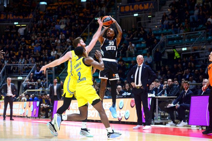 Βίρτους – Μακάμπι 99-89: Με “καταιγίδα” τριπόντων και Έντουαρντς για οδηγό, οι Ιταλοί παραμένουν αήττητοι στην έδρα τους