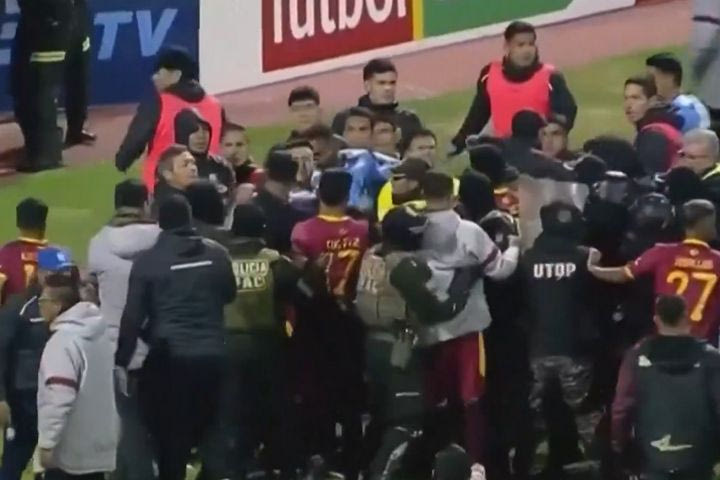 Χάος σε αγώνα στη Βολιβία: Αποβλήθηκαν 17 παίκτες και παρενέβη η αστυνομία