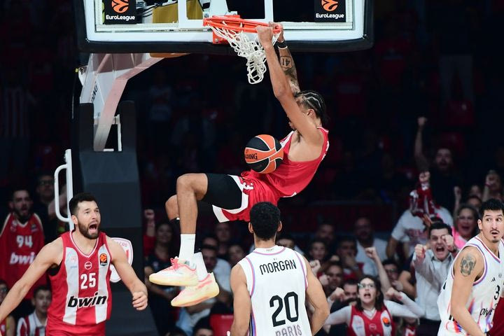 Ολυμπιακός – Παρί: Το εντυπωσιακό κάρφωμα του Τάισον Γουόρντ που ξεσήκωσε το ΣΕΦ