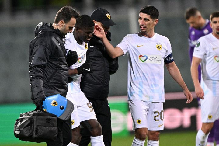 Φιορεντίνα – ΑΕΚ: Αναγκαστική αλλαγή ο Ζίνι, που αποχώρησε υποβασταζόμενος