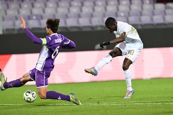 Η ΑΕΚ άγγιξε το 2-0 με εκπληκτικό σουτ του Ζίνι εκτός περιοχή που σταμάτησε στο δοκάρι