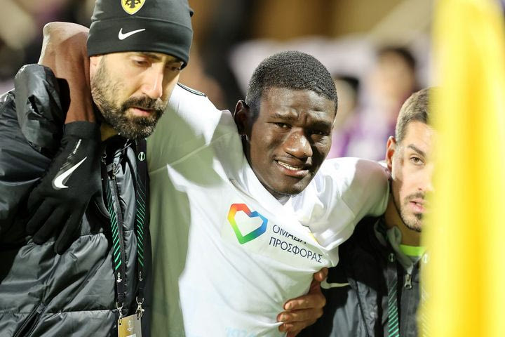 ΑΕΚ: Η συγκλονιστική φωτογραφία του Ζίνι κατά την αποχώρησή του από τον αγωνιστικό χώρο του “Αρτέμιο Φράνκι”