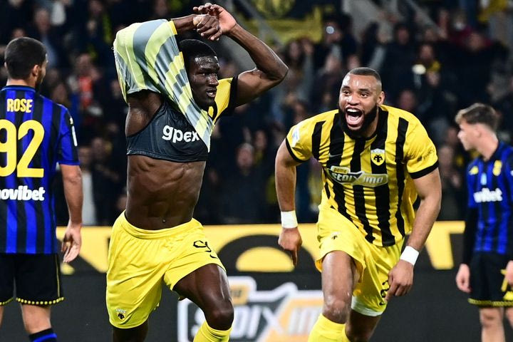 Ο Ζίνι έλυσε τον γόρδιο δεσμό για την ΑΕΚ με κεφαλιά, έπειτα από γλυκιά σέντρα του Μάνταλου