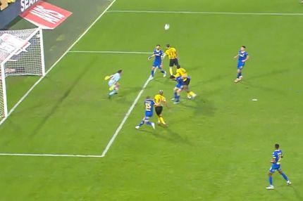 O Zoάο Μάριο πλάσαρε, αλλά έχασε την ισορροπία του έστειλε την μπάλα ψηλά άουτ στο 44′