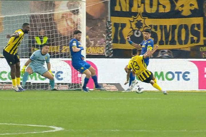 Ο Πινέδα σκόραρε στο 90+2′ για την ΑΕΚ μετά από φοβερή συνεργασία με τον Ρότα