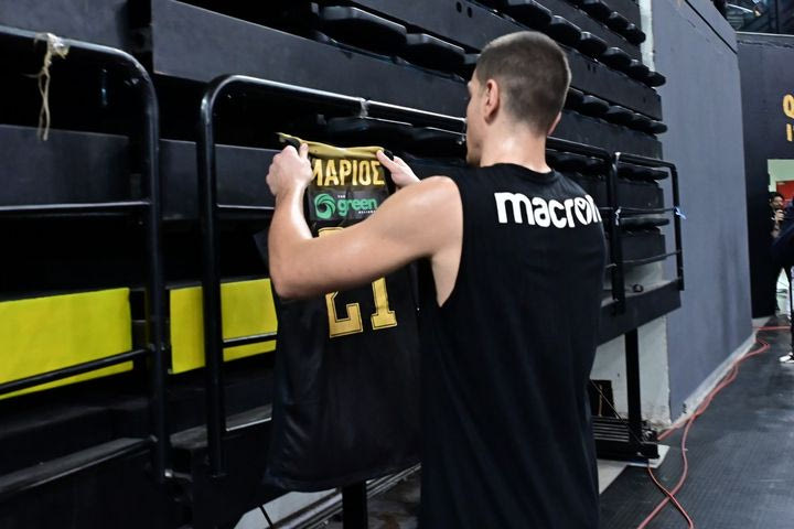 ΑΕΚ – ΠΑΟΚ: Οι παίκτες της Ένωσης άφησαν λουλούδια στη μνήμη του αδικοχαμένου Μάριου