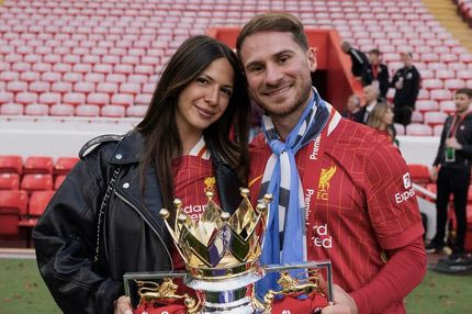 Η σύντροφος του Μακ Άλιστερ και η 5 μηνών κόρη τους πανηγύρισαν το γκολ του με τον πιο γλυκό τρόπο