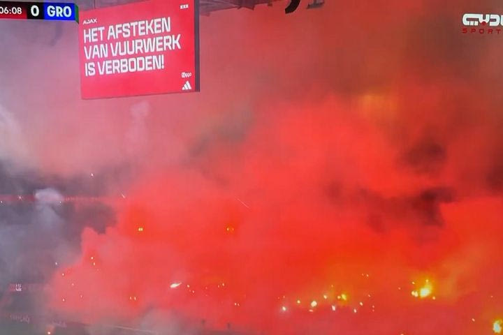 Άγιαξ – Χρόνινχεν: Διακοπή στην αναμέτρηση, εξαιτίας πλήθους καπνογόνων