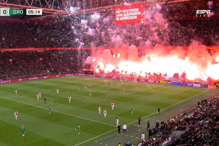 Οριστική διακοπή στο Άγιαξ – Χρόνινχεν: Οπαδοί του Αίαντα άναψαν ξανά καπνογόνα