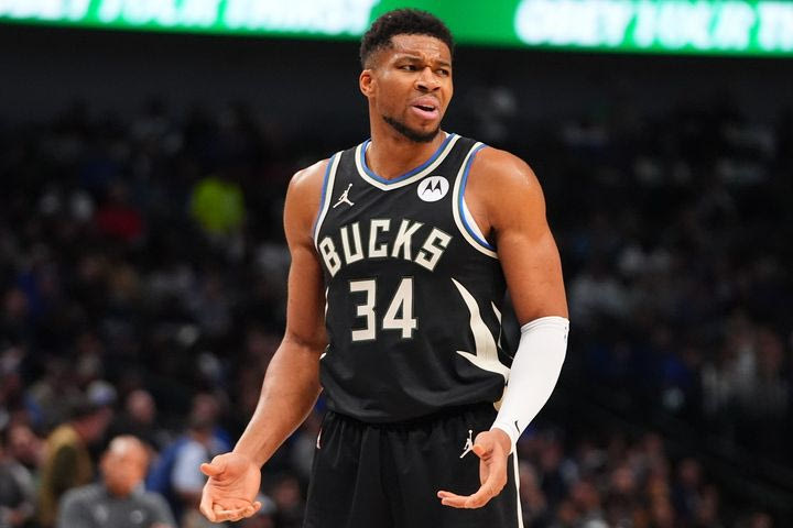 Ντοκ Ρίβερς για τον τραυματισμό του Γιάννη Αντετοκούνμπο: “Δεν δείχνουν καλά τα πράγματα”