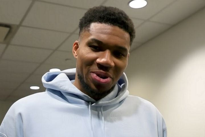 Αντετοκούνμπο: “Ο Θανάσης βοήθησε πολύ, το τρίποντο που έβαλα ήταν για τον Κιντ, που μου έλεγε να μη σουτάρω τρίποντα”