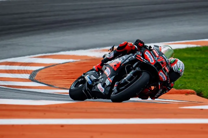 O Μπετζέκι νικητής στο 1-2 της Aprilia στο φινάλε της φετινής σεζόν του MotoGP